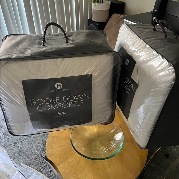 Hotel Collection Goose down comforter medium Weight queen used